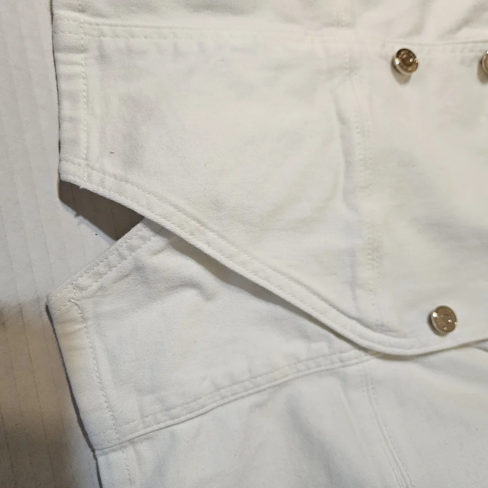 Stylish White Buttoned Top - Picture 7 of 12